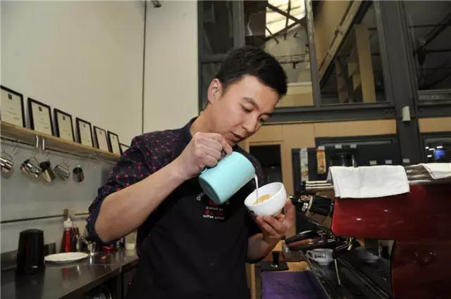 传说中的 “棕围裙”原来是这样调制咖啡的