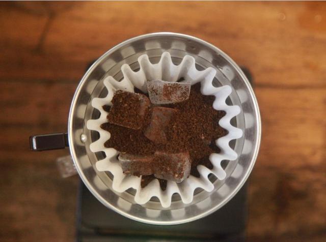 手冲冰咖啡进阶:冰火冲适合哪一种粉水总比例?